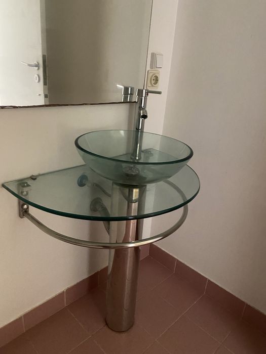 Lavarorio em vidro com base em vidro e torneira