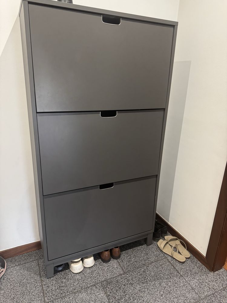 Sapateira cinzenta IKEA