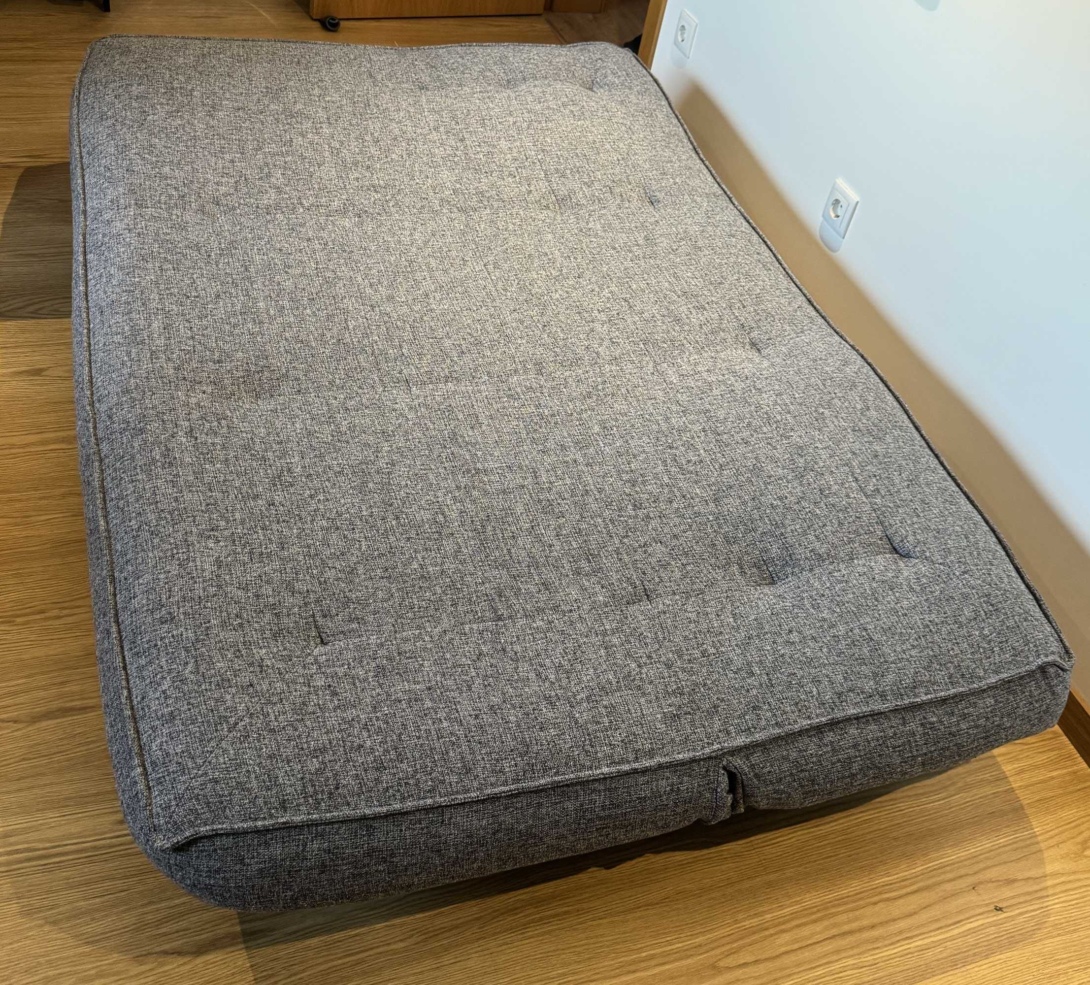 Sofá-cama cinzento prático e confortável – bom estado