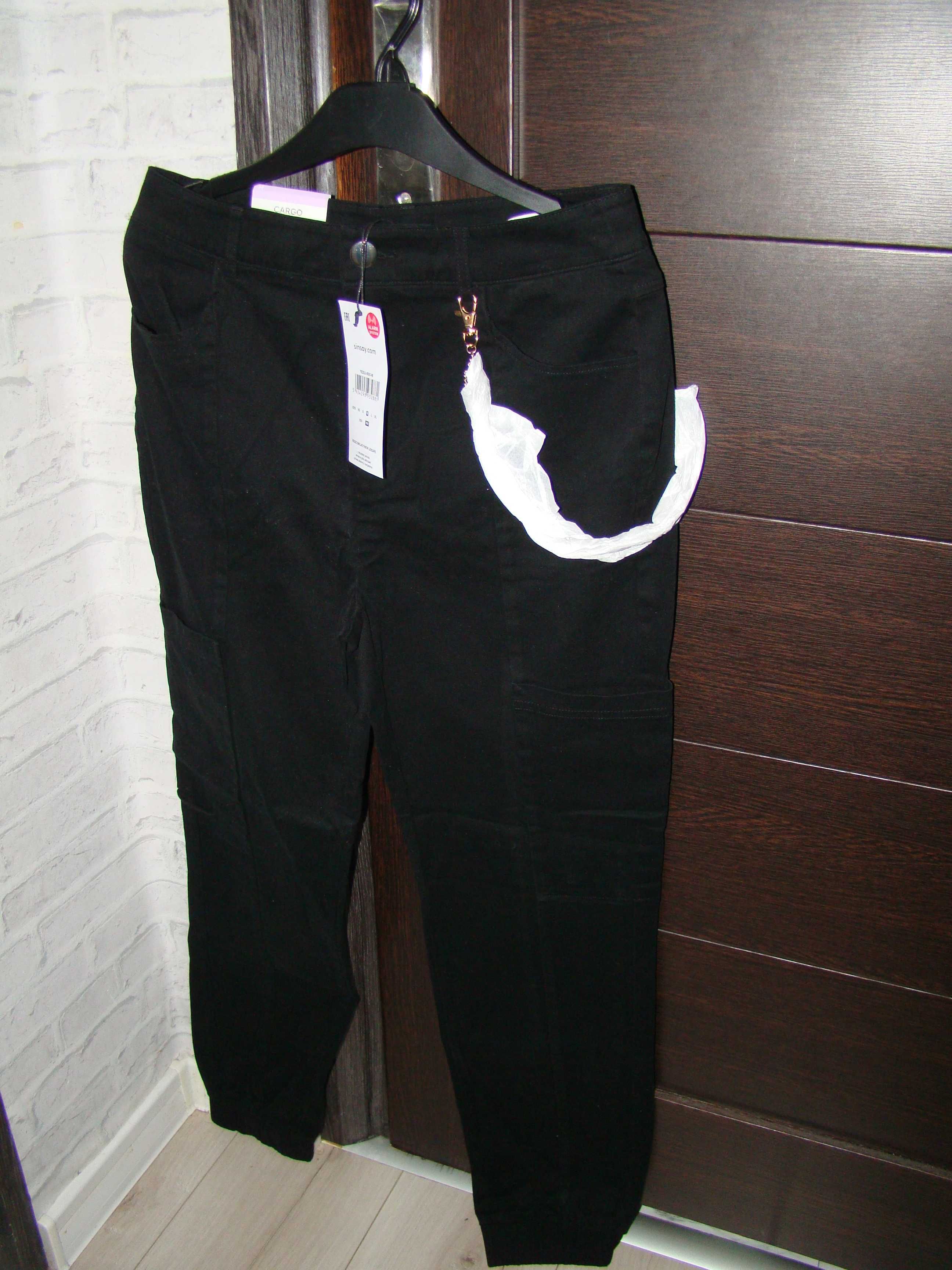 Czarne spodnie bojówki z kieszeniami roz M