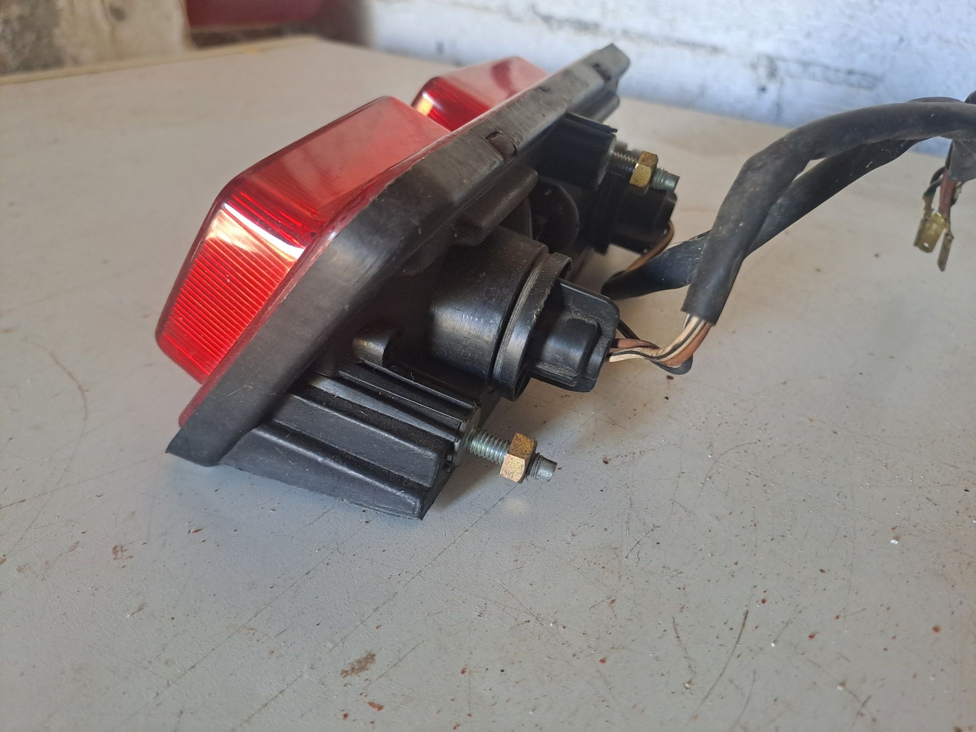Farol traseiro oriunda de uma Suzuki RGV250
