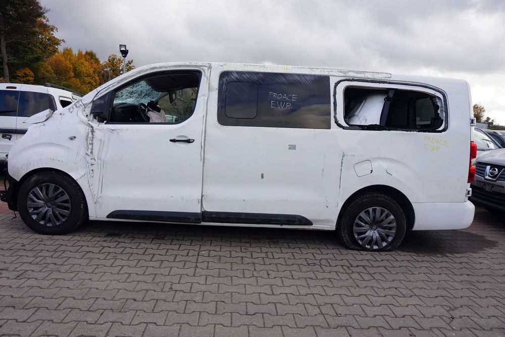 Toyota Proace samochód powypadkowy.