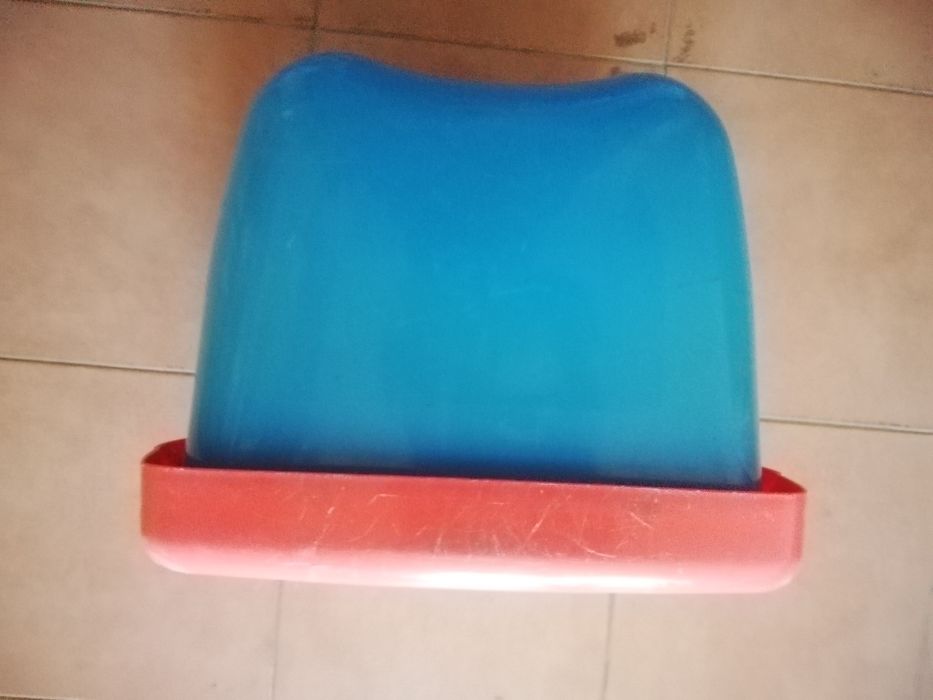 Balde cheio de peças tipo lego.