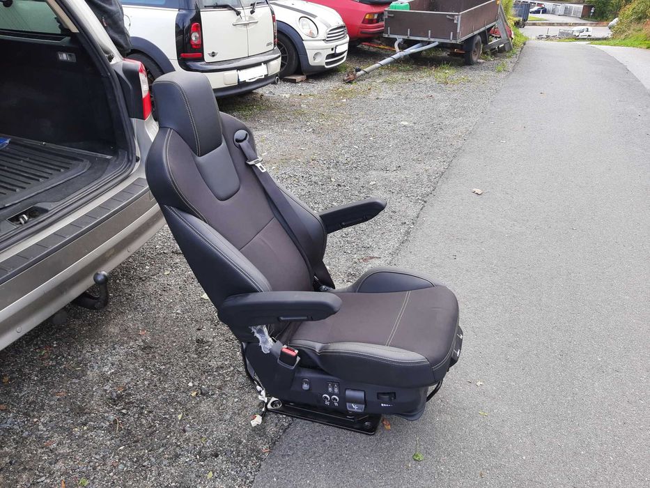 Nowy fotel kierowcy pneumatyczny z obrotnicą do ciezarowki lub kampera