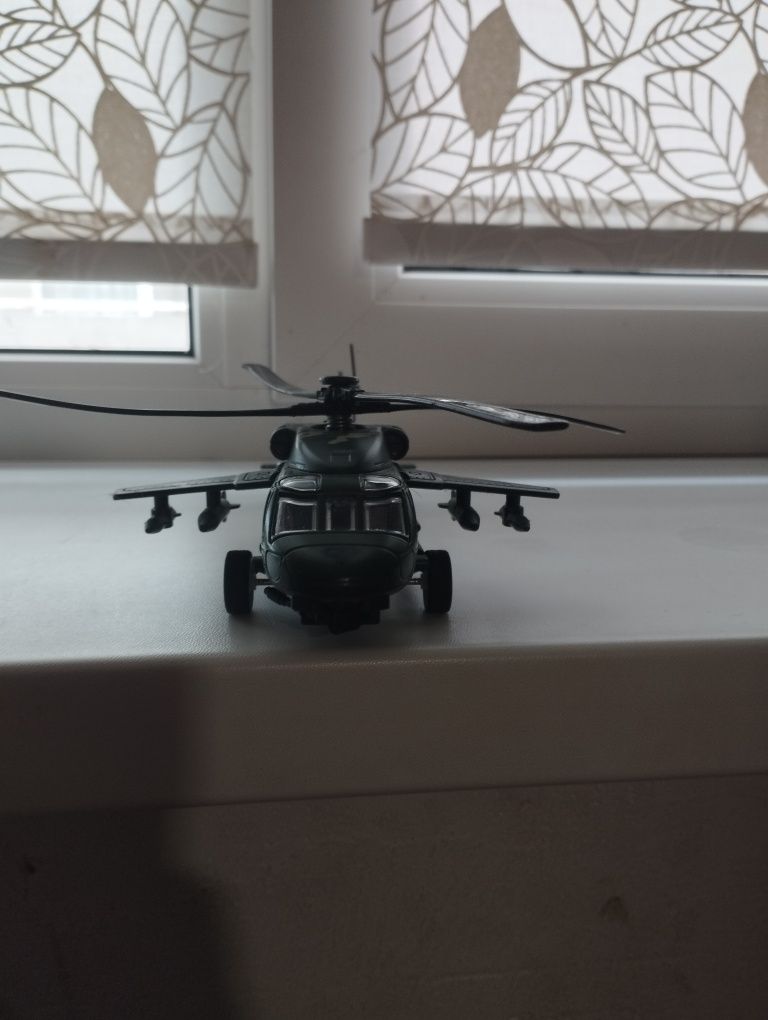 Продам игрушку военный вертолет