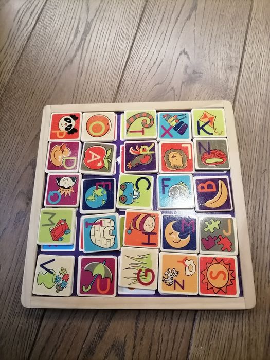 B.Toys Magnetyczne drewniane puzzle - literki alfabetu z tablicą kredo