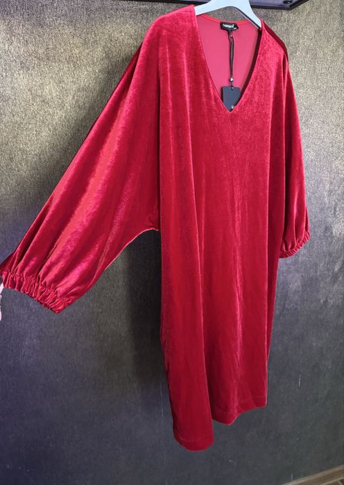 Червона велюрова сукня