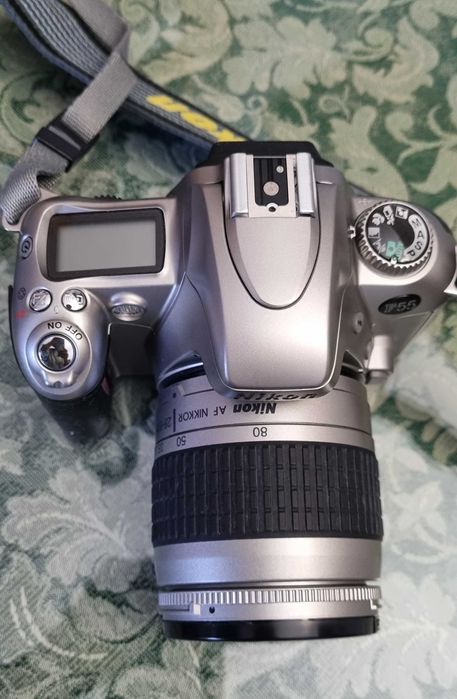 Vendo máquina fotográfica Nikon F55D de rolo, com saco de transporte.