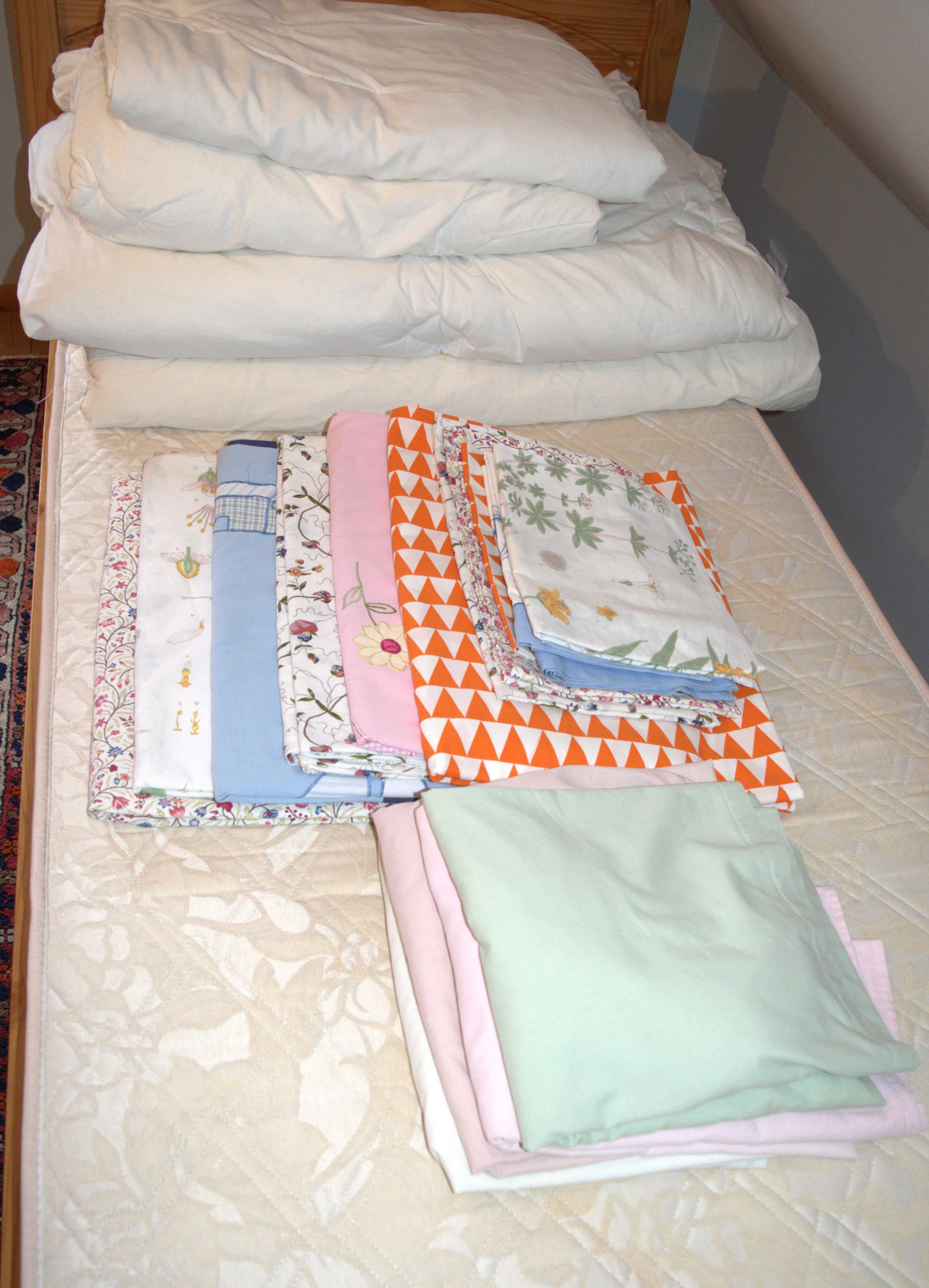 Dwa łóżka drewniane 90 x 190 z materacami i kompletem pościeli