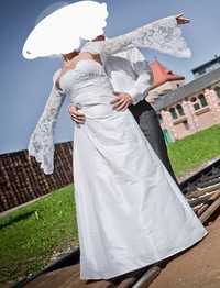 Suknia ślubna z koronkowym bolerkiem
