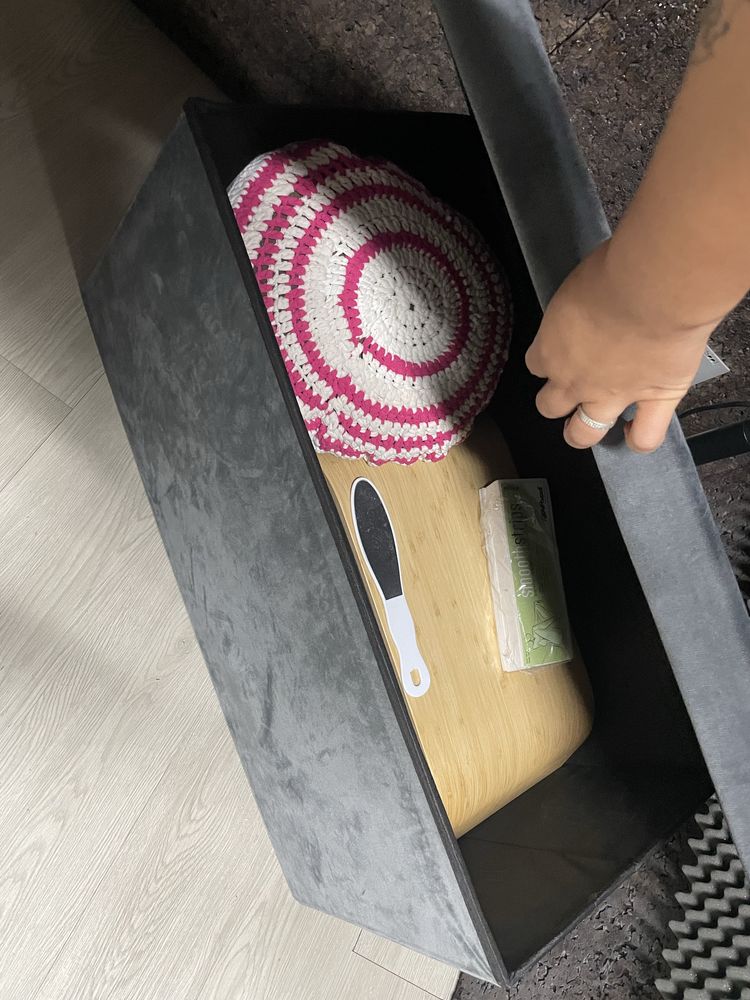 Vendo puf de arrumos banco de fazer pes e estante
