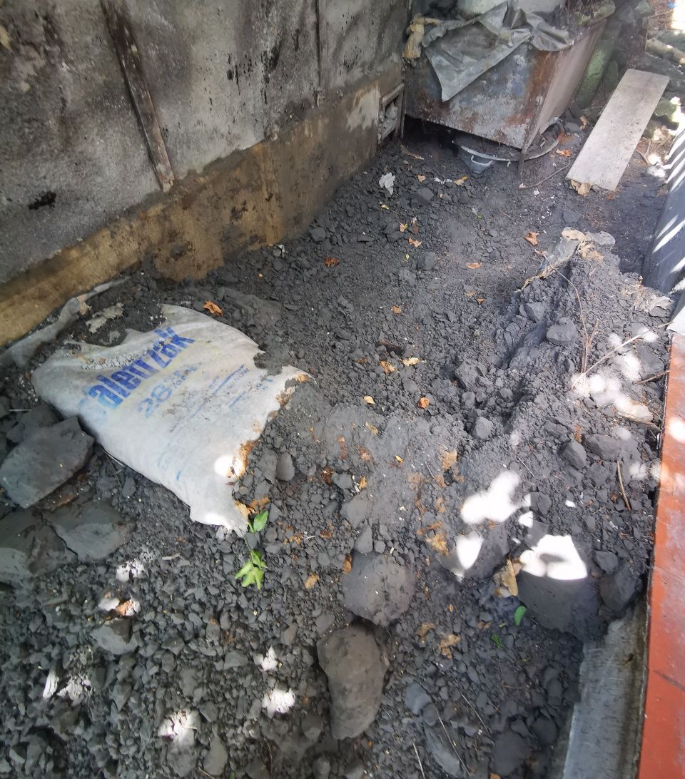 Stary, sypki cement-oddam