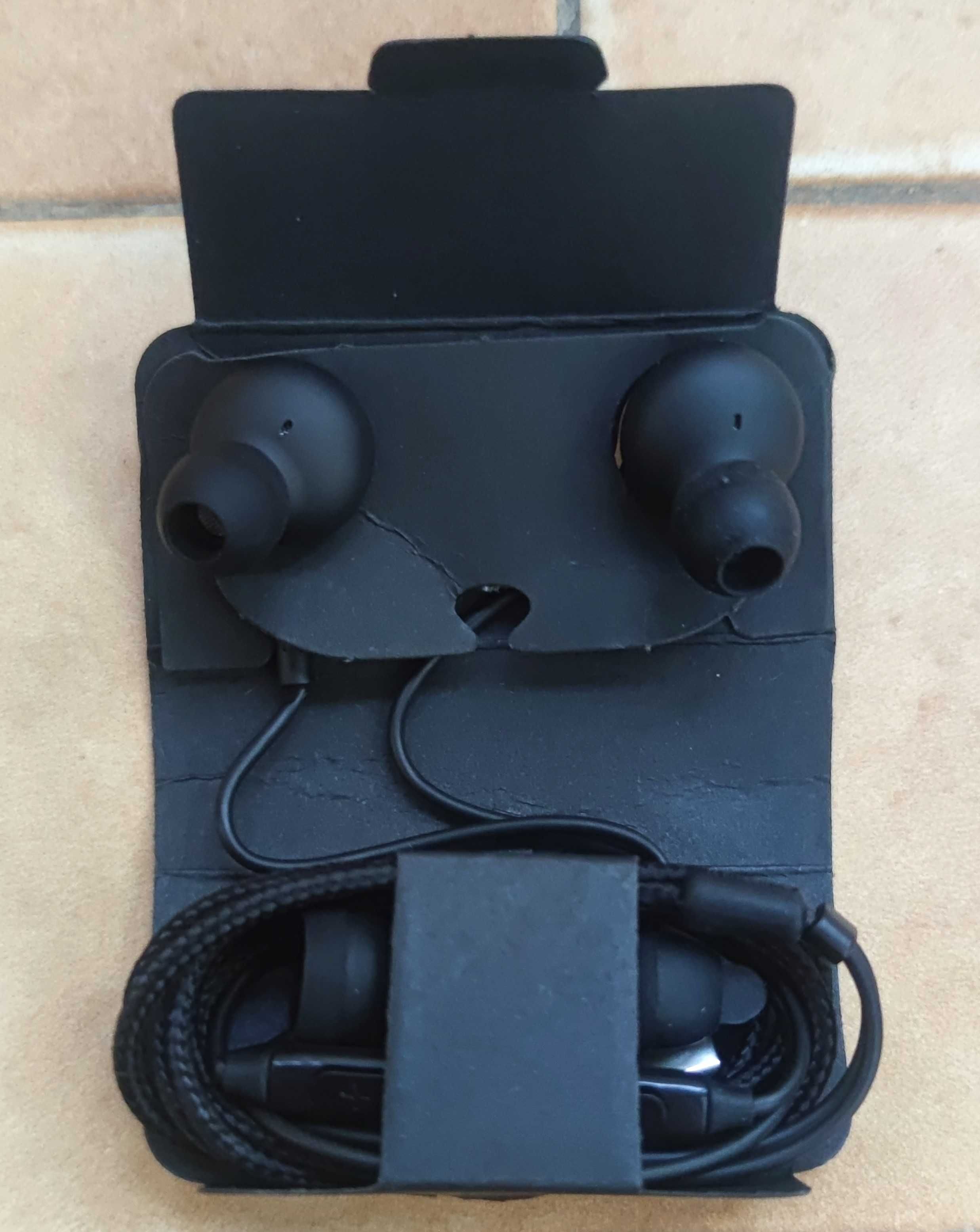 Earphones com fio de 110cm / Entrada USB-C
