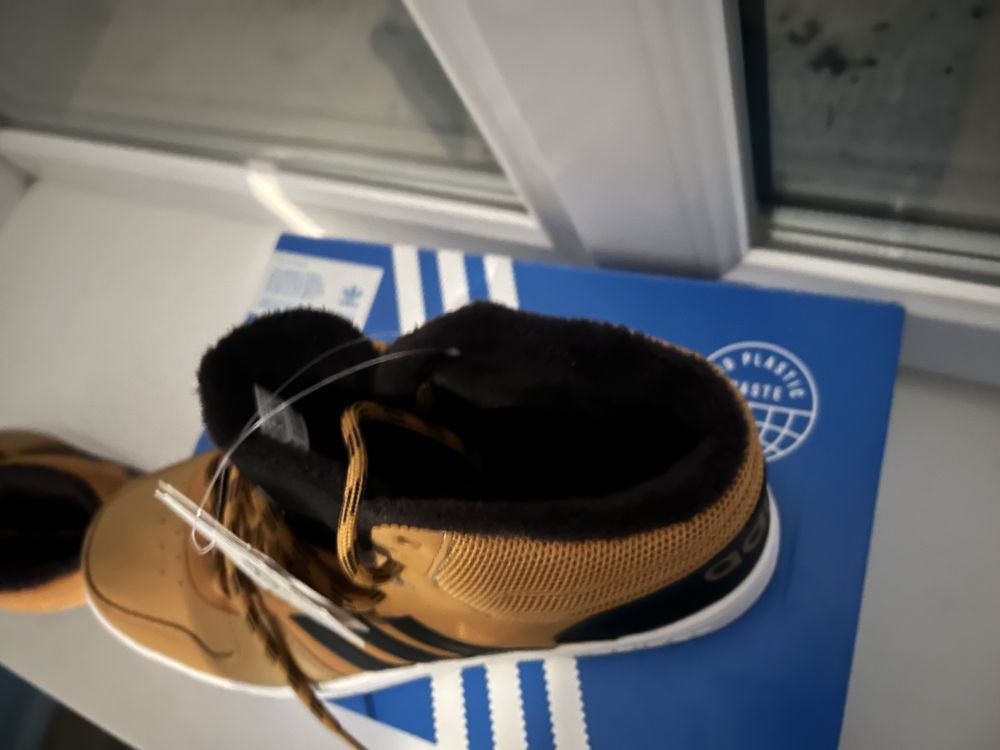 Нові кросівки adidas