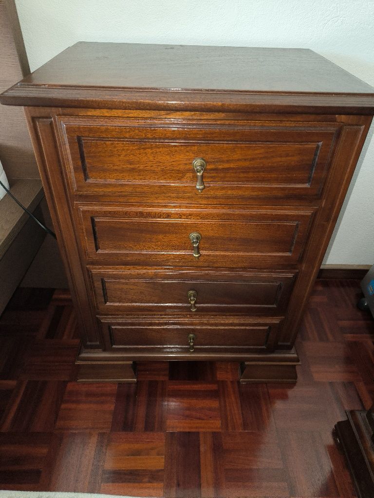 Mesa de cabeceira com gavetas em madeira de mogno