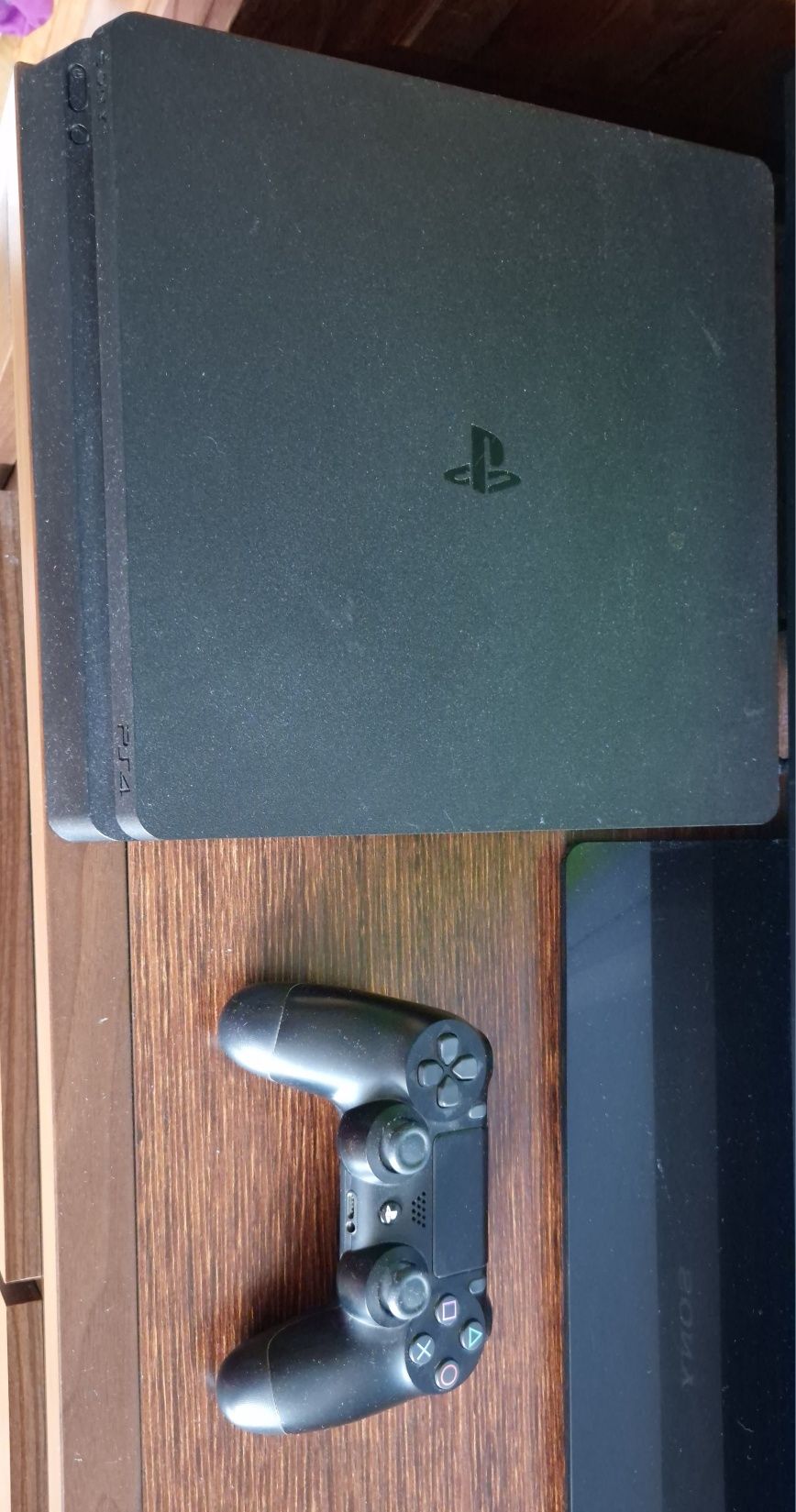 PS4 Slim 1TB + 2 gry