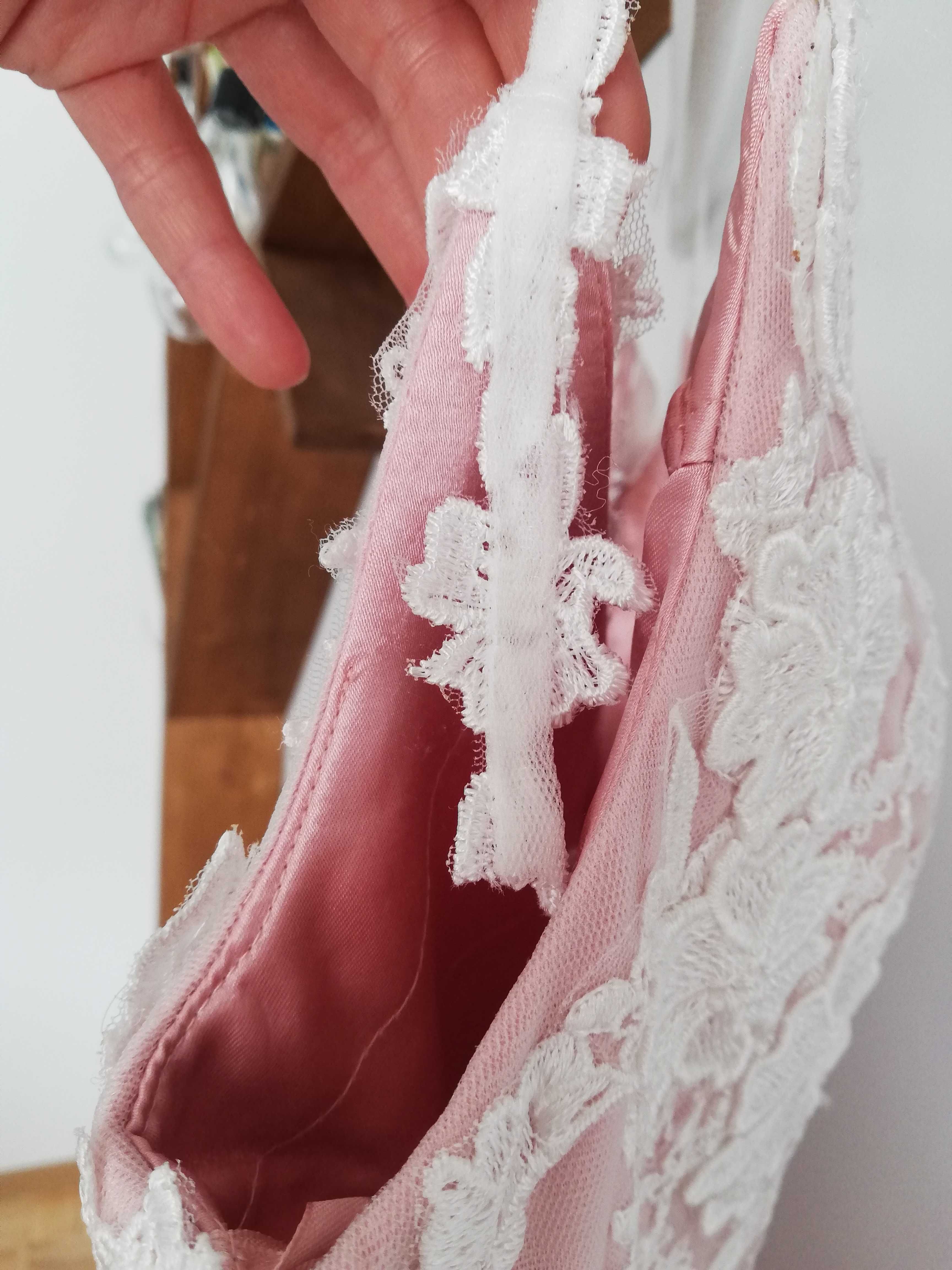 Suknia ślubna z różowym podbiciem i koronką