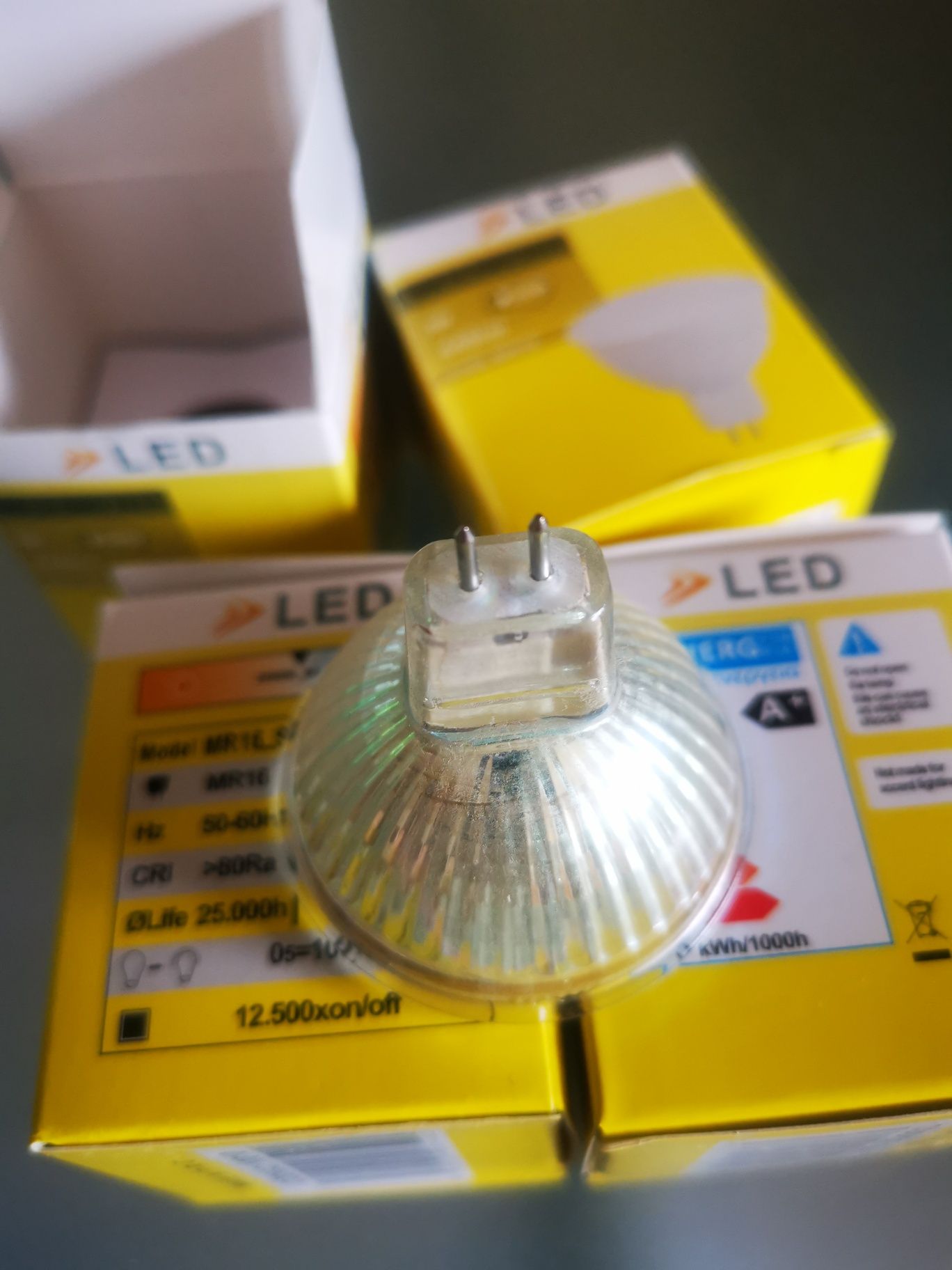 4 lâmpadas led MR16 novas com portes incluídos