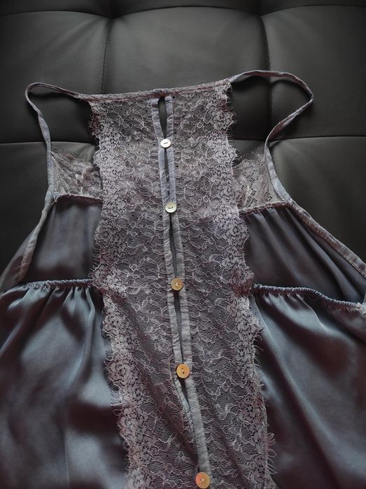 Top acetinado com renda azul