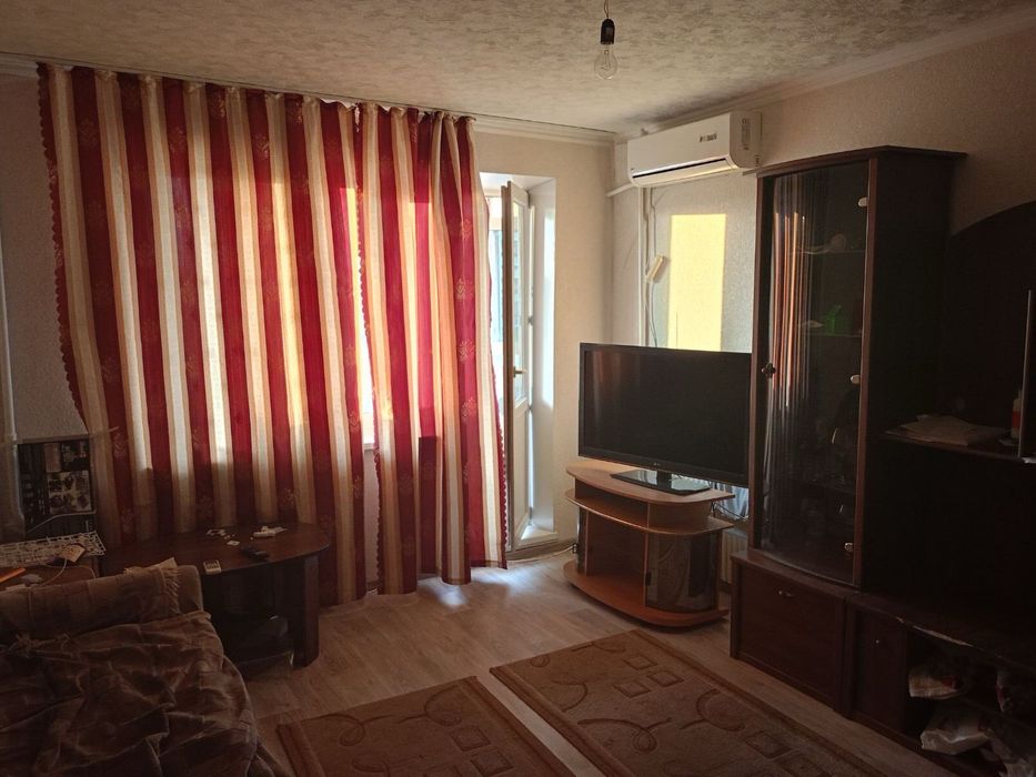 Світла 1‑кімнатна квартира 40 м², Дніпро, вікна на Образцовський ринок