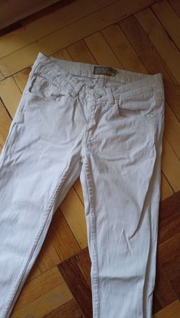 Белые узкие джинсы