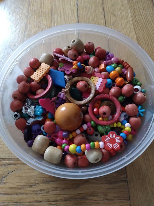 Koraliki drewniane i plastkowe