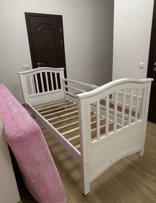 Дерев'яна кровать з матрасом