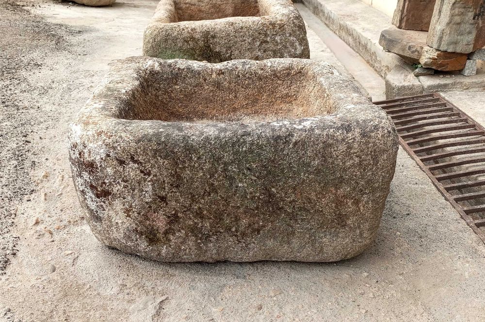 Antiga pia em pedra (59 x 58 x 29 cm)