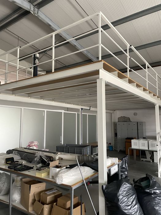 Plataforma em ferro “mezanini” com escada