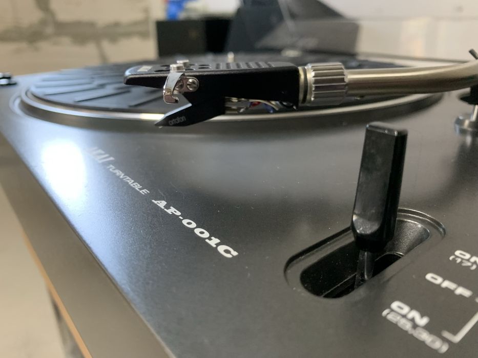 Програвач вінілових платівок Akai AP-001C