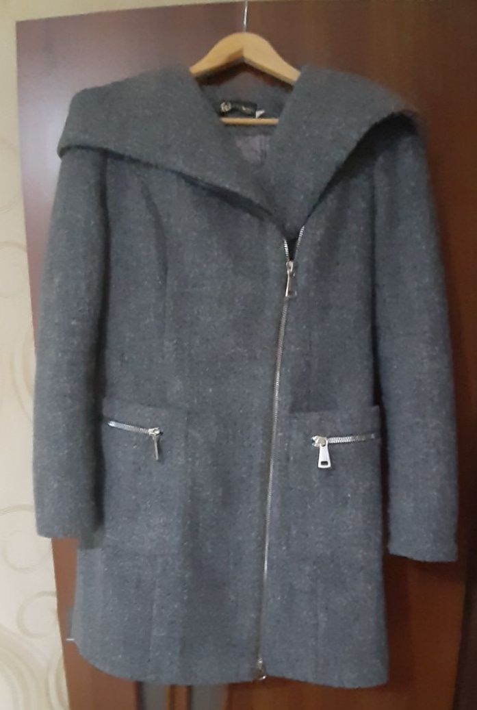 Демисезонне пальто 44 розмір