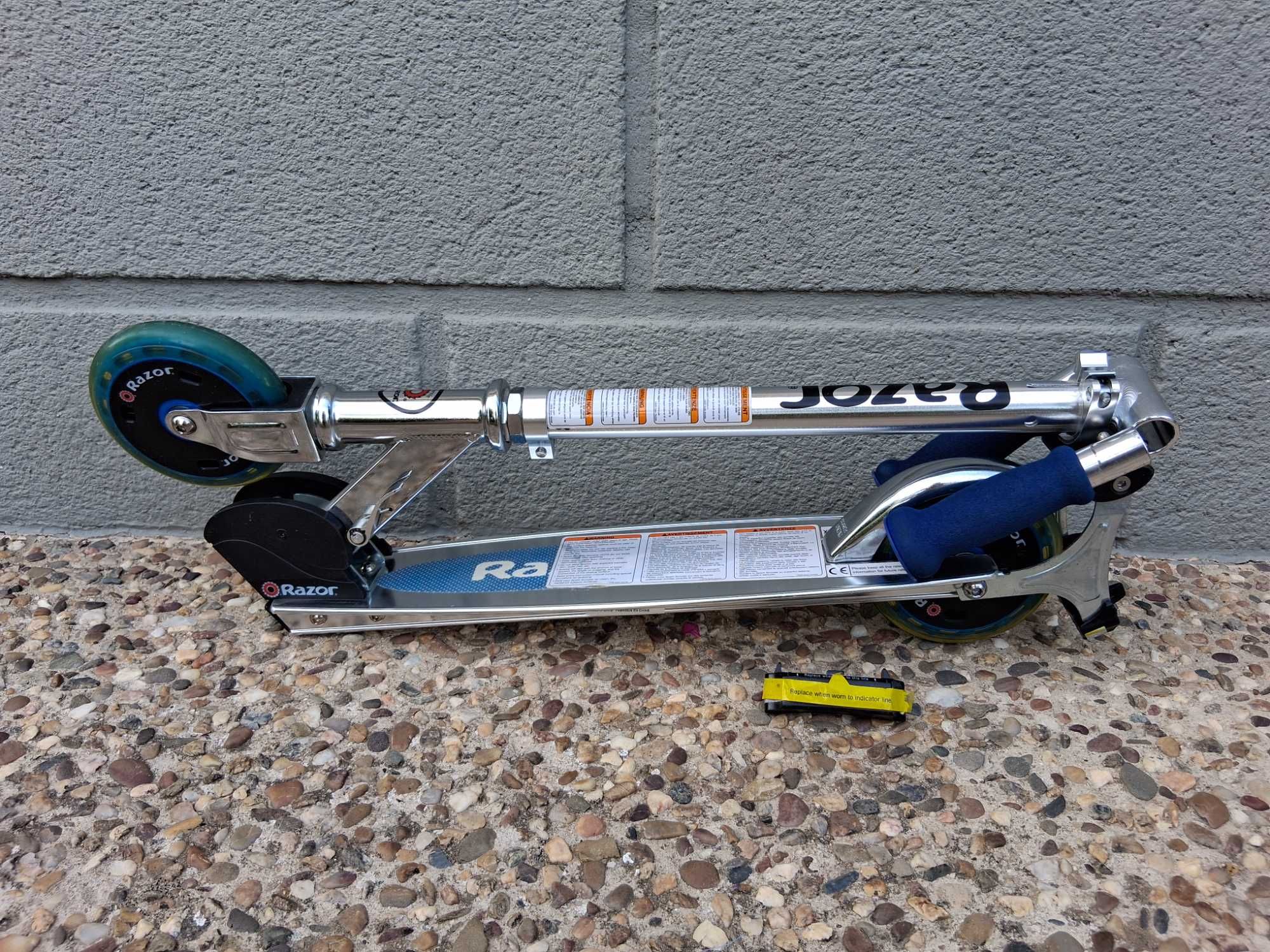 Trotinete Razor Spark Kick Scooter