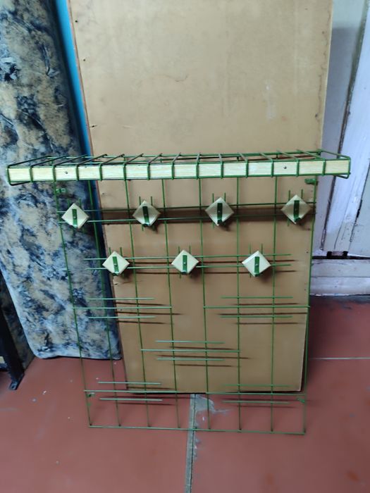 Вешалка настенная металлическая.