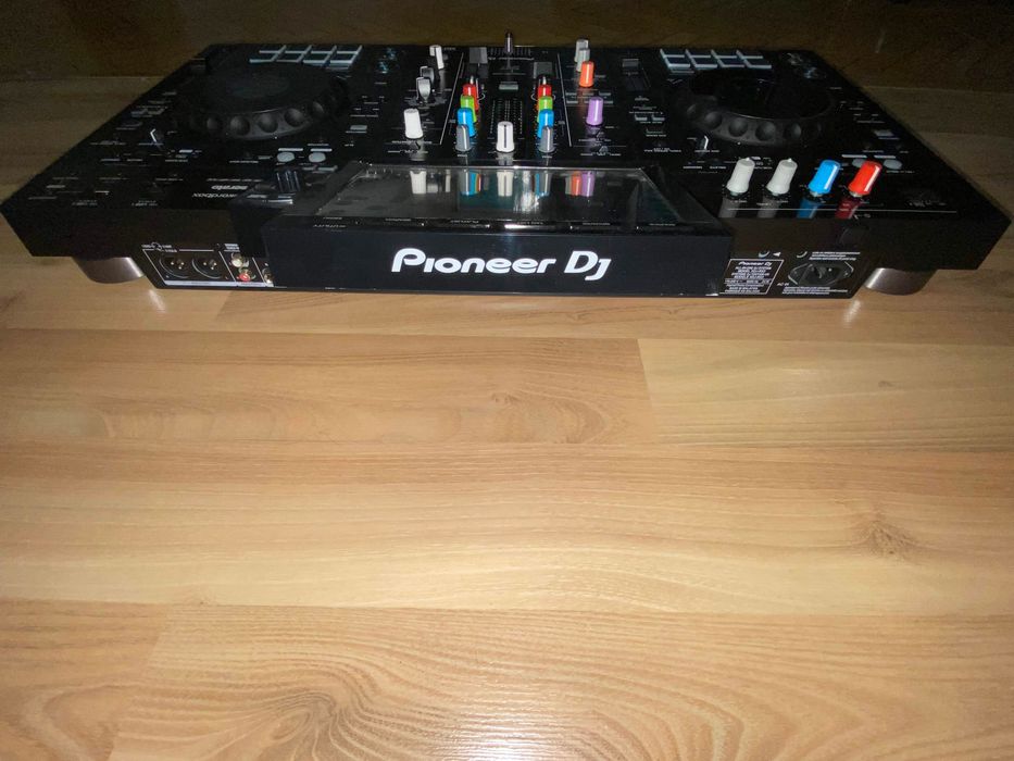 Pioneer XDJ-RX3 com Deck Saver.