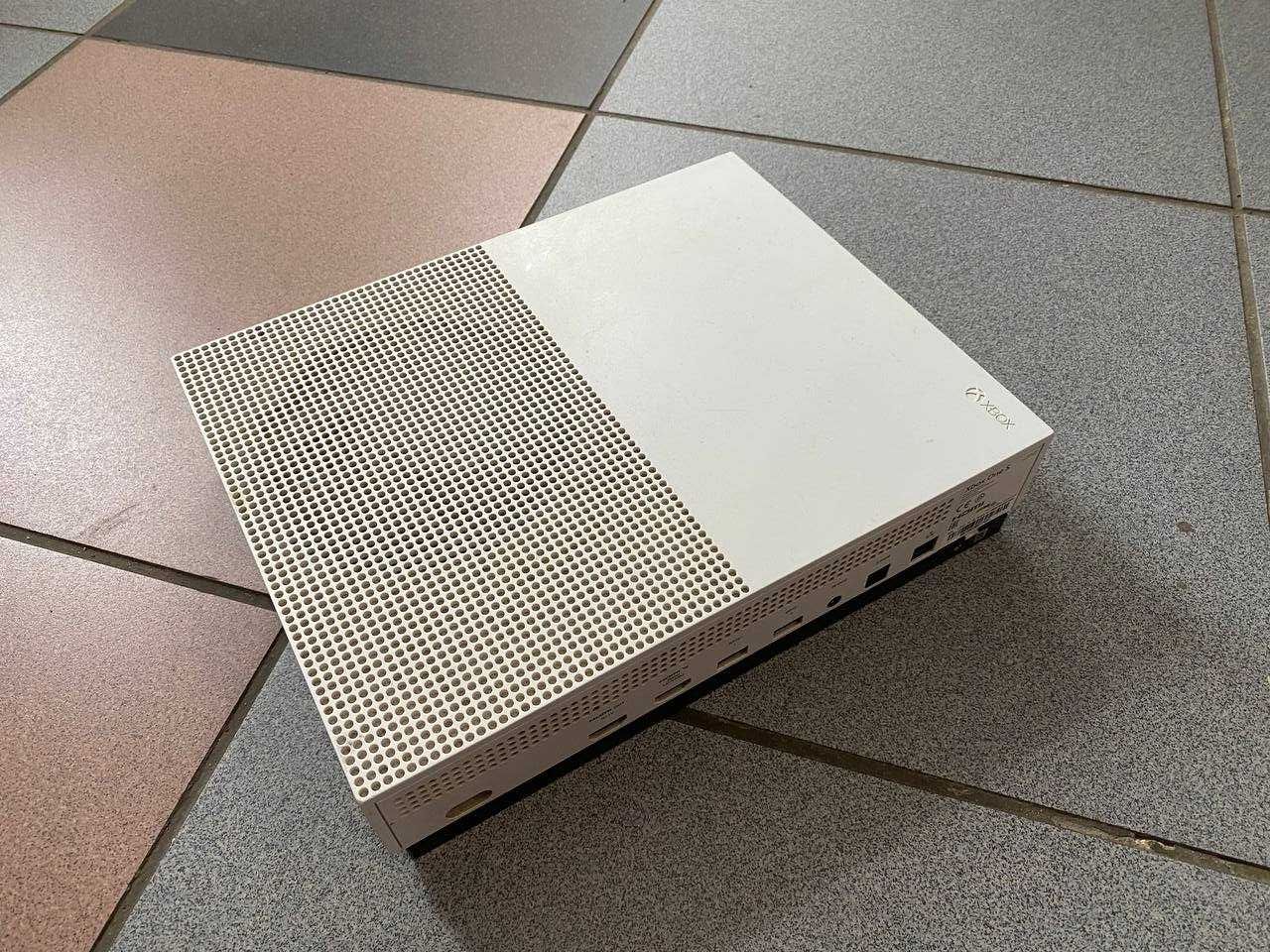 Приставка Microsoft Xbox One S
