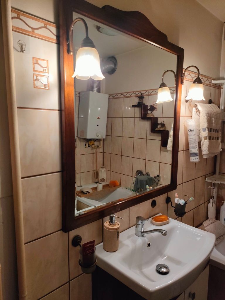 Meble łazienkowe: lustro kryształowe, plus dodatki