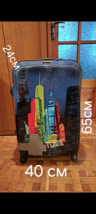 Черный средний чемодан