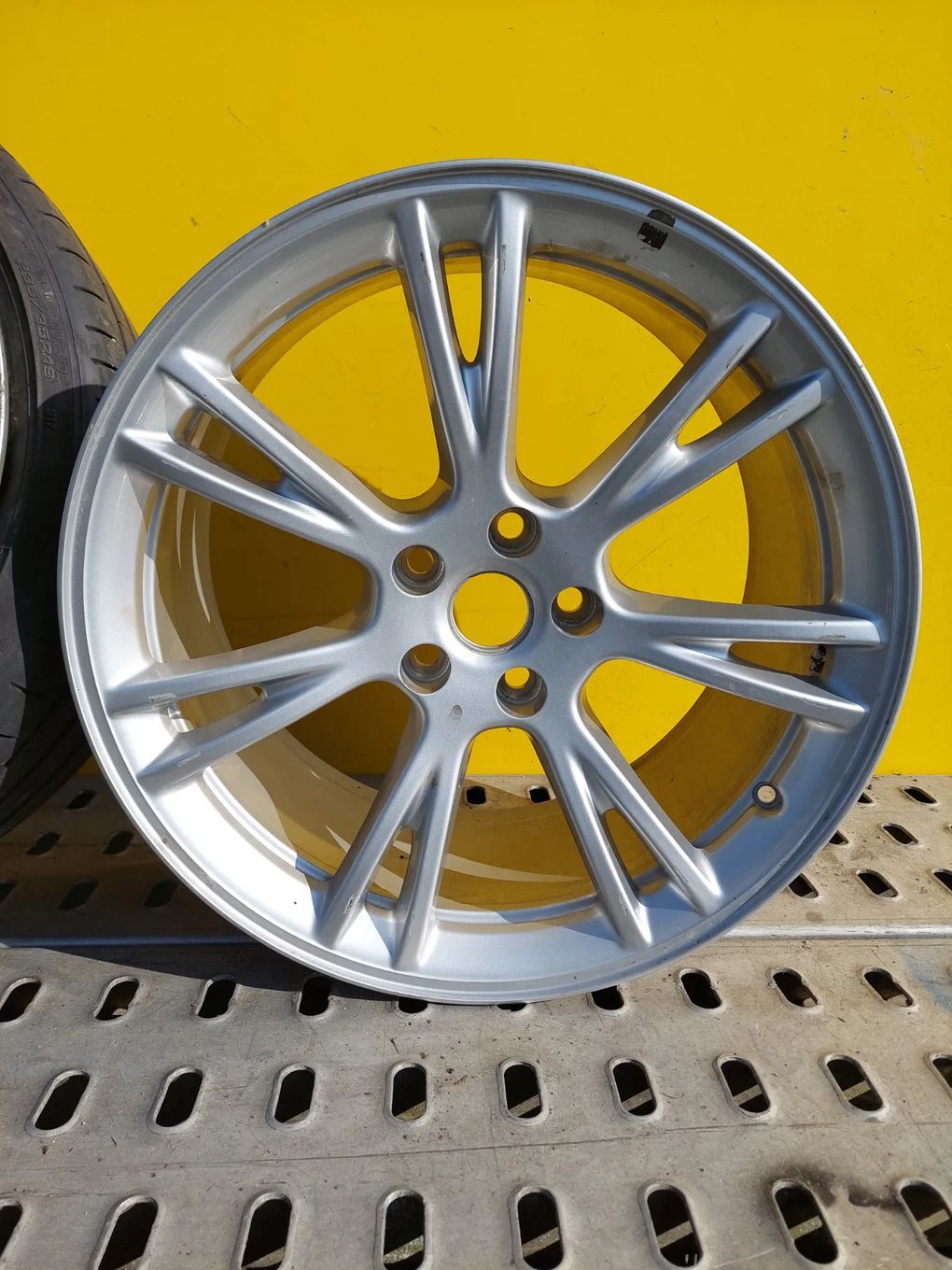 TESLA Y koło koła felgi aluminiowe z oponą ET 45 19x9.5 J