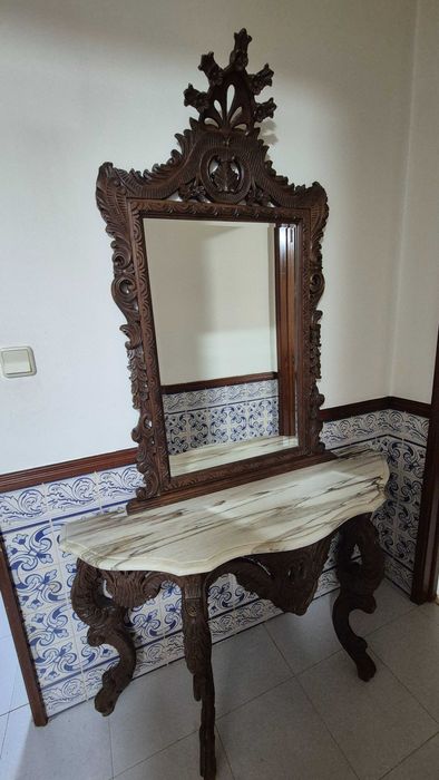 Credencia antiga com espelho e tampo em mármore.