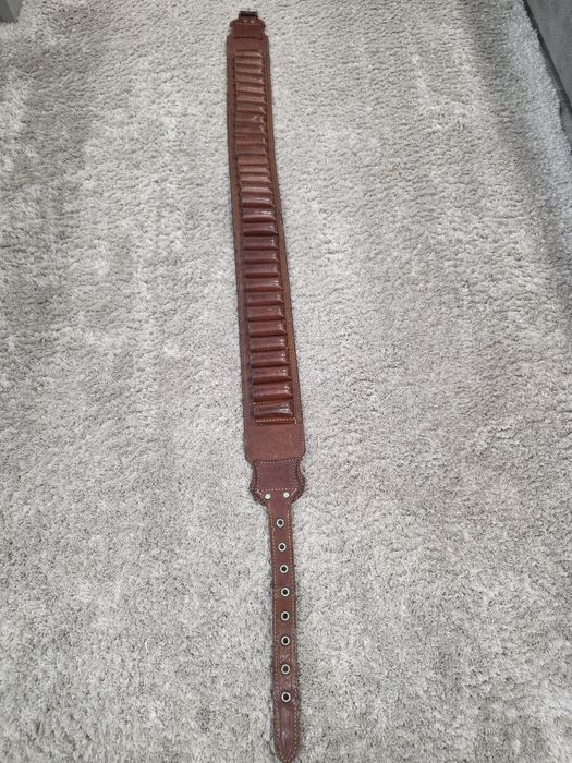 Cartucheira em pele genuina calibre 12