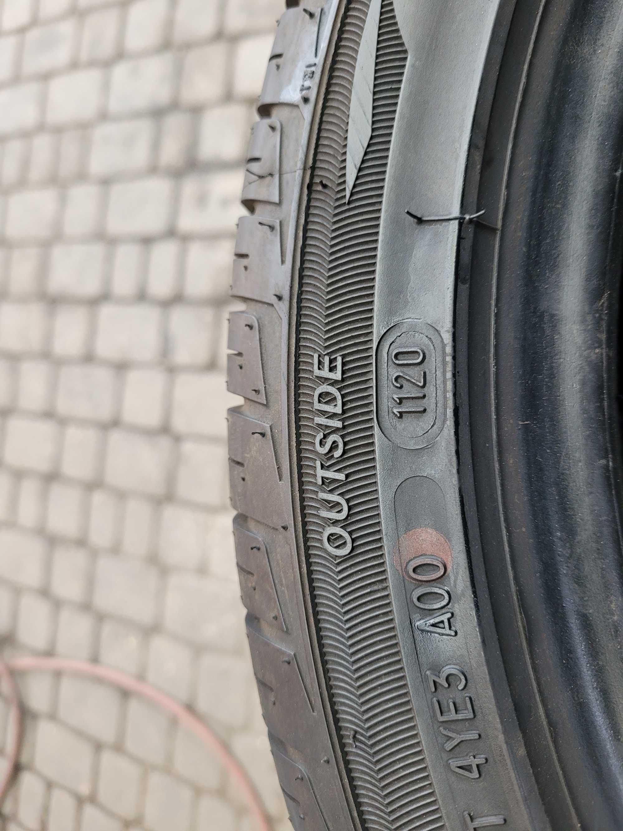 245 / 40  ZR  17     Austone