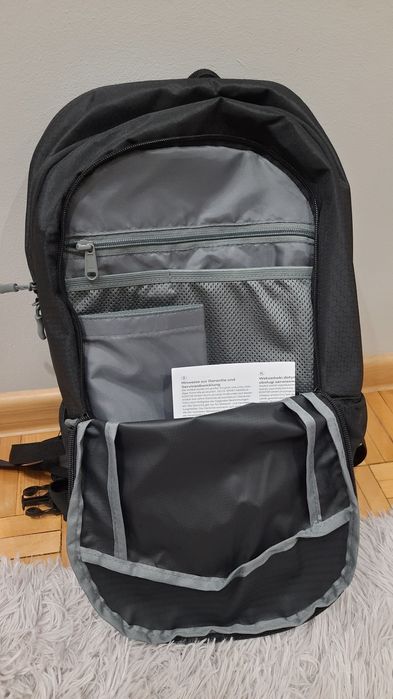 Nowy plecak rowerowy z uchwytem na kask i pokrowcem przeciwdeszczowym