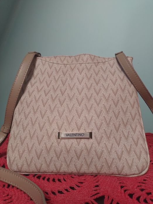 Torebka Valentino logowana listonoszka beżowa na ramię