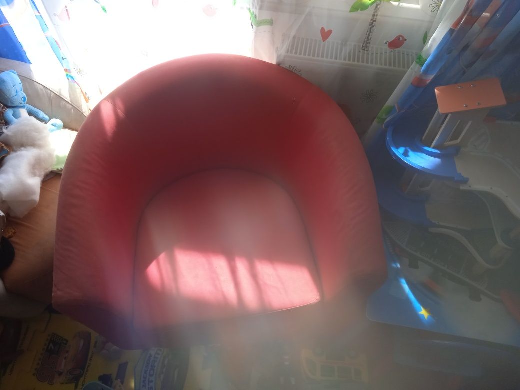 Czerwony fotel Ikea