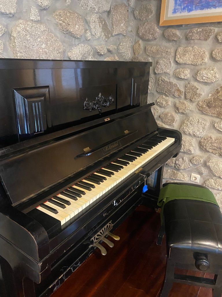 Piano de cauda com banco