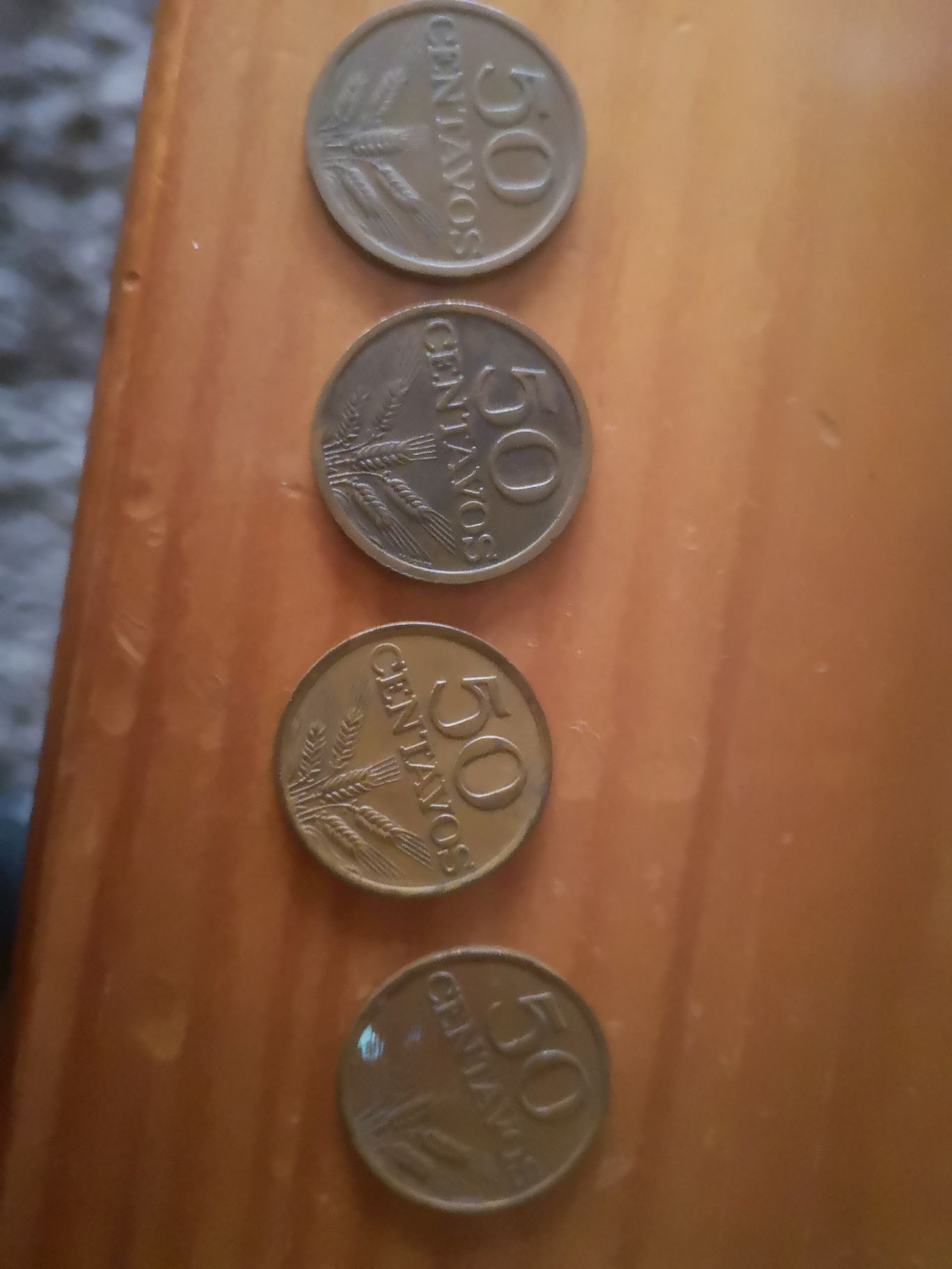 Selos  em escudos e moedas