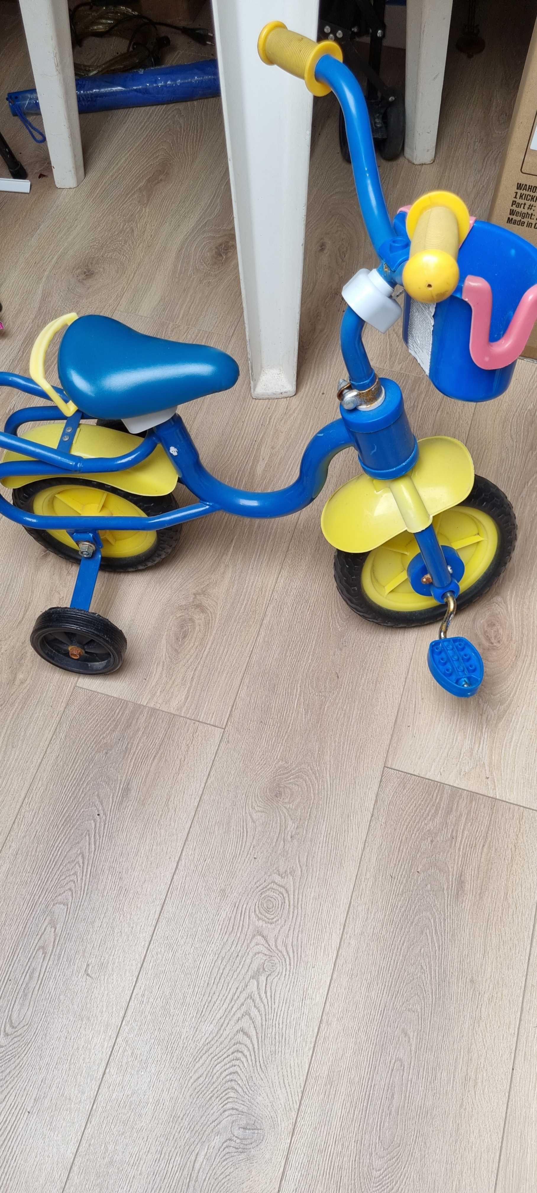 triciclo azul e amarelo