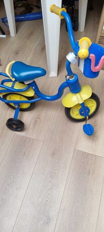 triciclo azul e amarelo