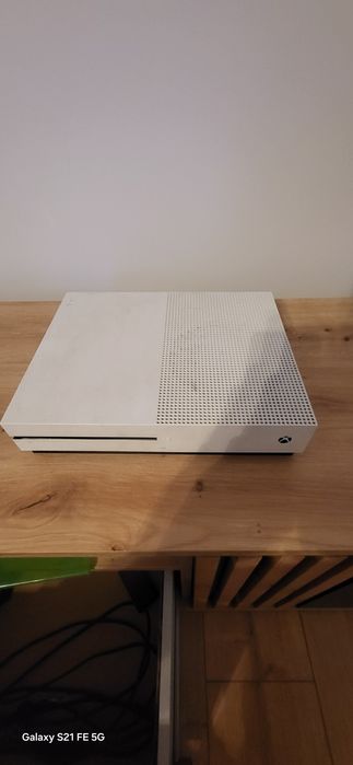 Xbox one s z padem + grami i okablowaniem