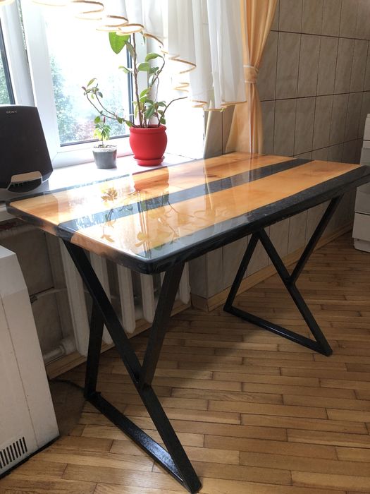 Стіл з епоксидноі смоли